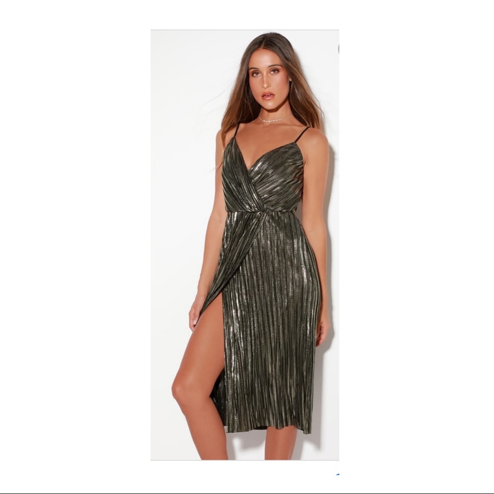 🆕⭐️LULUs - Black and Silver Pleated Dress - M